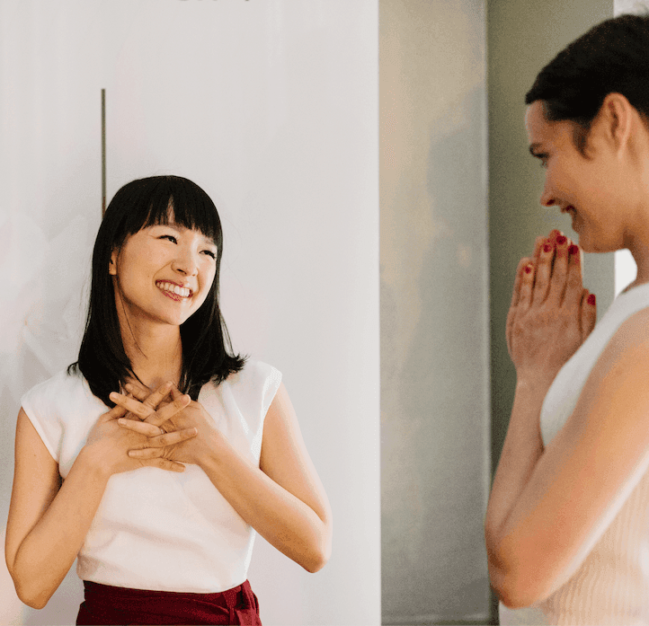 marie kondo smiling at a participant